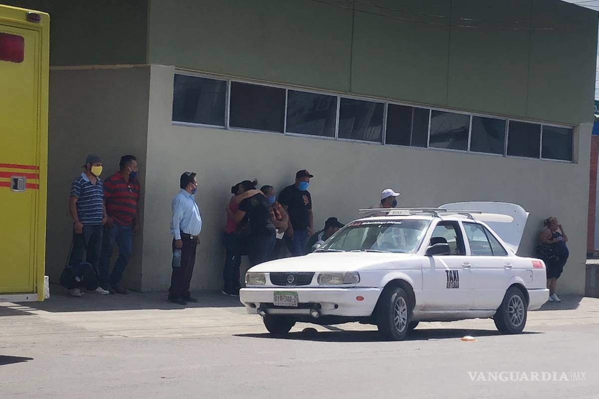 Muere en taxi llegando a clínica del IMSS de Saltillo; iba por una diálisis
