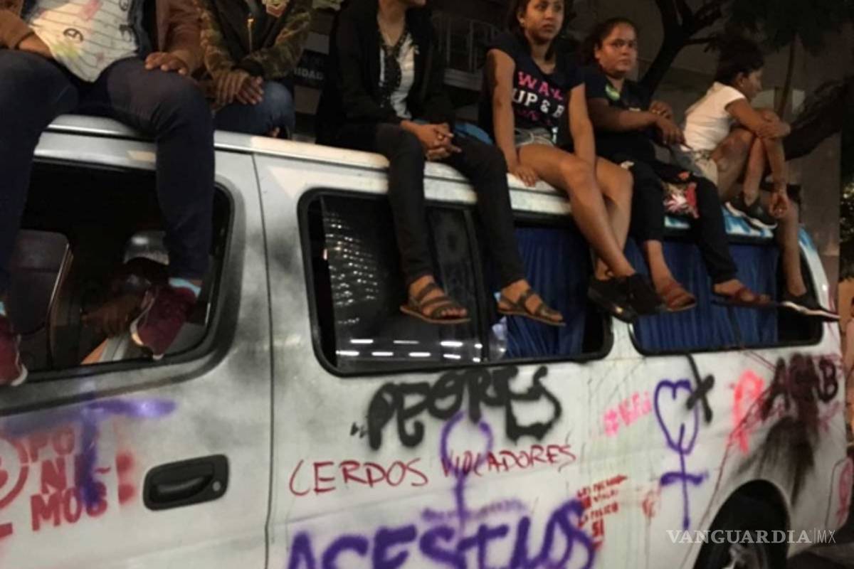 Colectivo de mujeres feministas de Guerrero acude a CDMX en apoyo a marcha... y les destrozan su camioneta