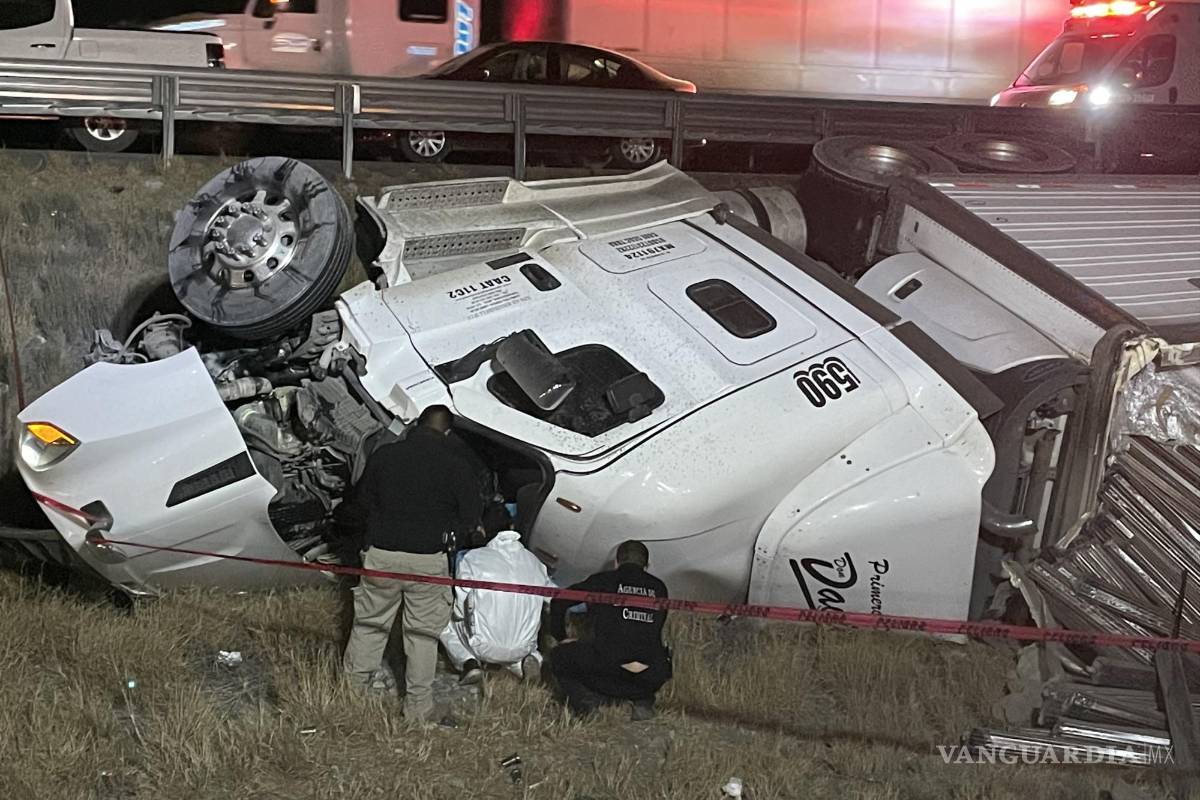 Muere trailero al volcarse sobre la Carretera Federal 57