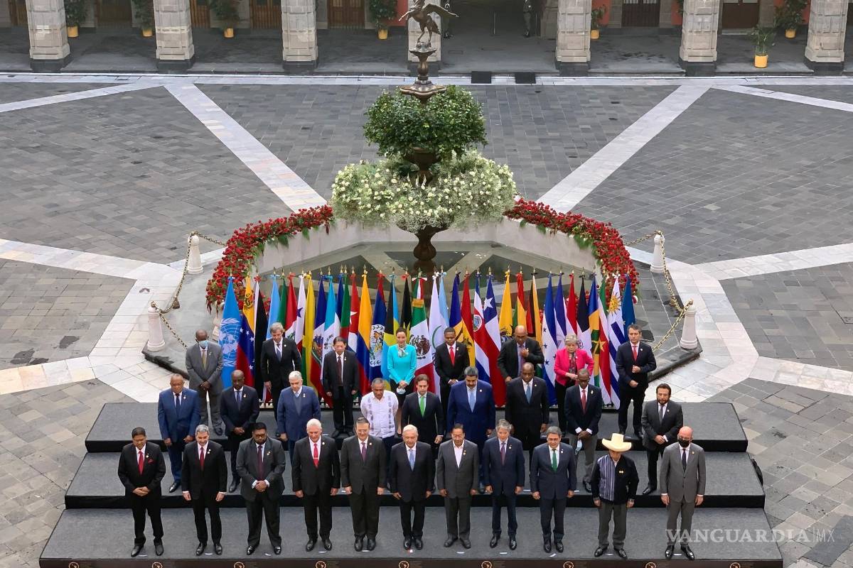 Flanquean mandatarios a Ebrard y Presidente de México