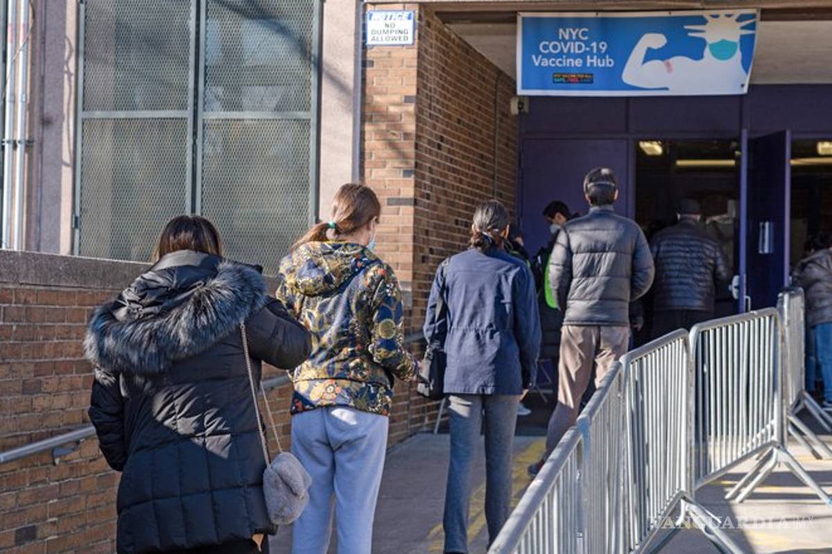 Mexicanos van a vacunarse contra COVID en Texas, California y Florida