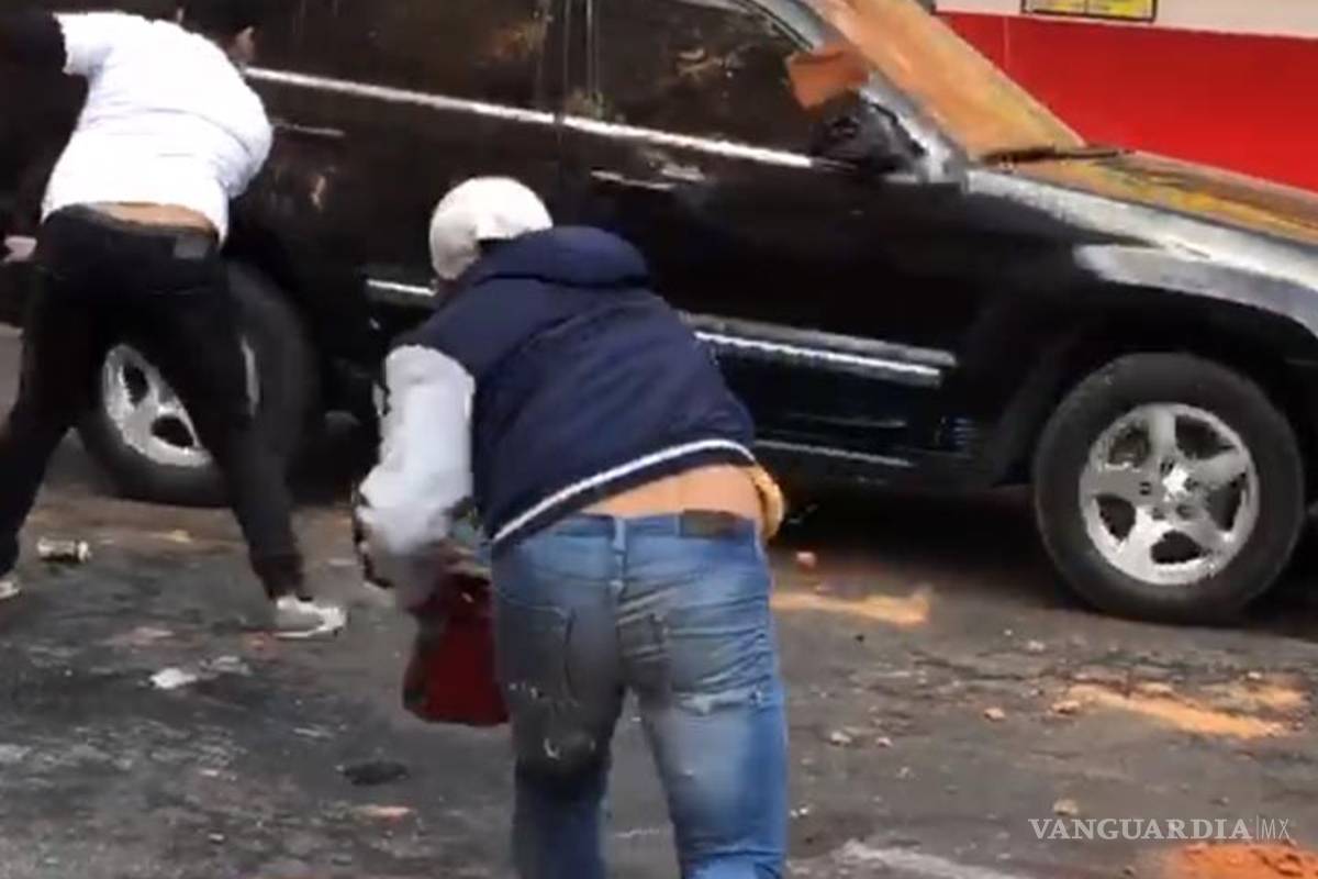 Se arma zafarrancho durante desalojo de taquería en CDMX