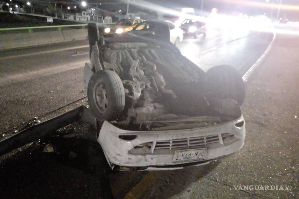 Reportan aparatosa volcadura en Periférico de Saltillo