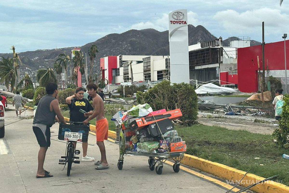 Saqueo y rapiña en Acapulco tras paso del huracán Otis; invaden centros comerciales y departamentos