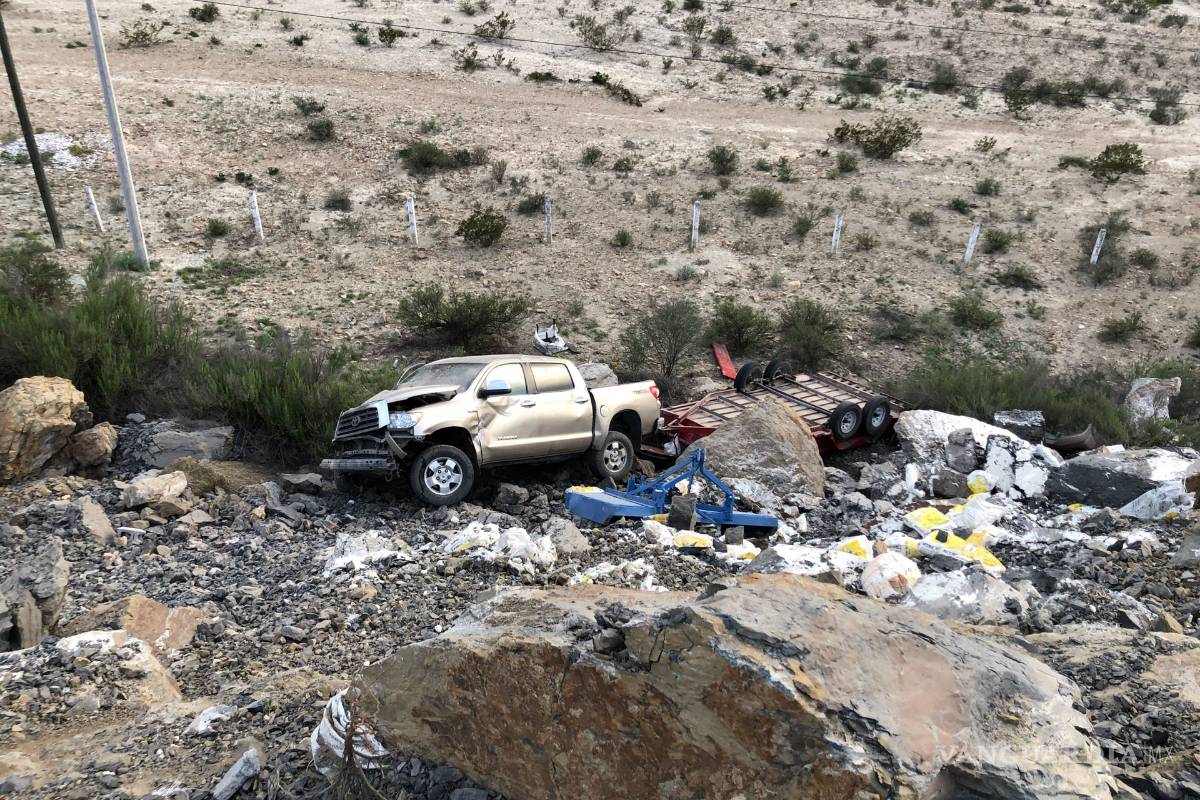 Pierde el control de camioneta y cae a barranco en la Monclova