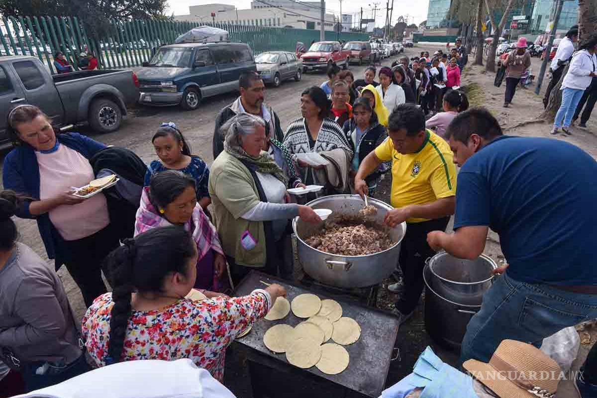 Familia agradece milagro dando comida fuera de hospital en Nochebuena