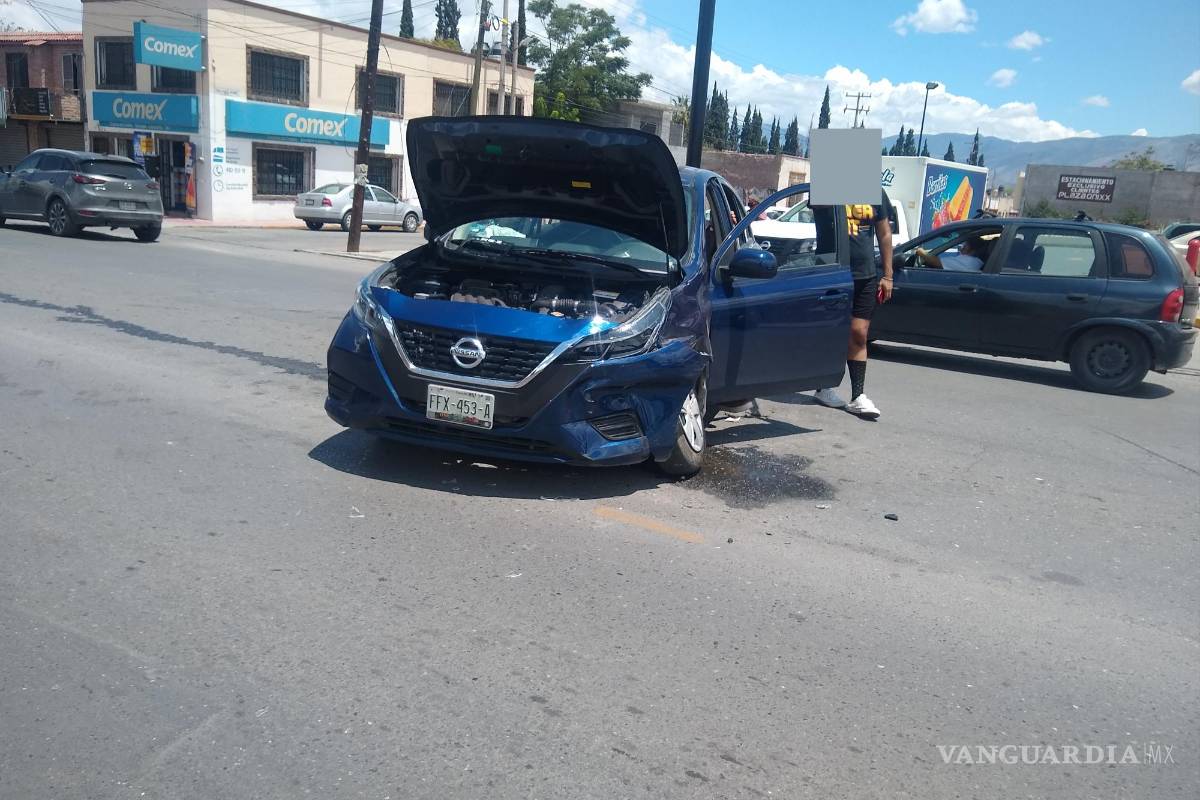 Mujer causa choque en bulevar de Saltillo y sufre crisis de nervios