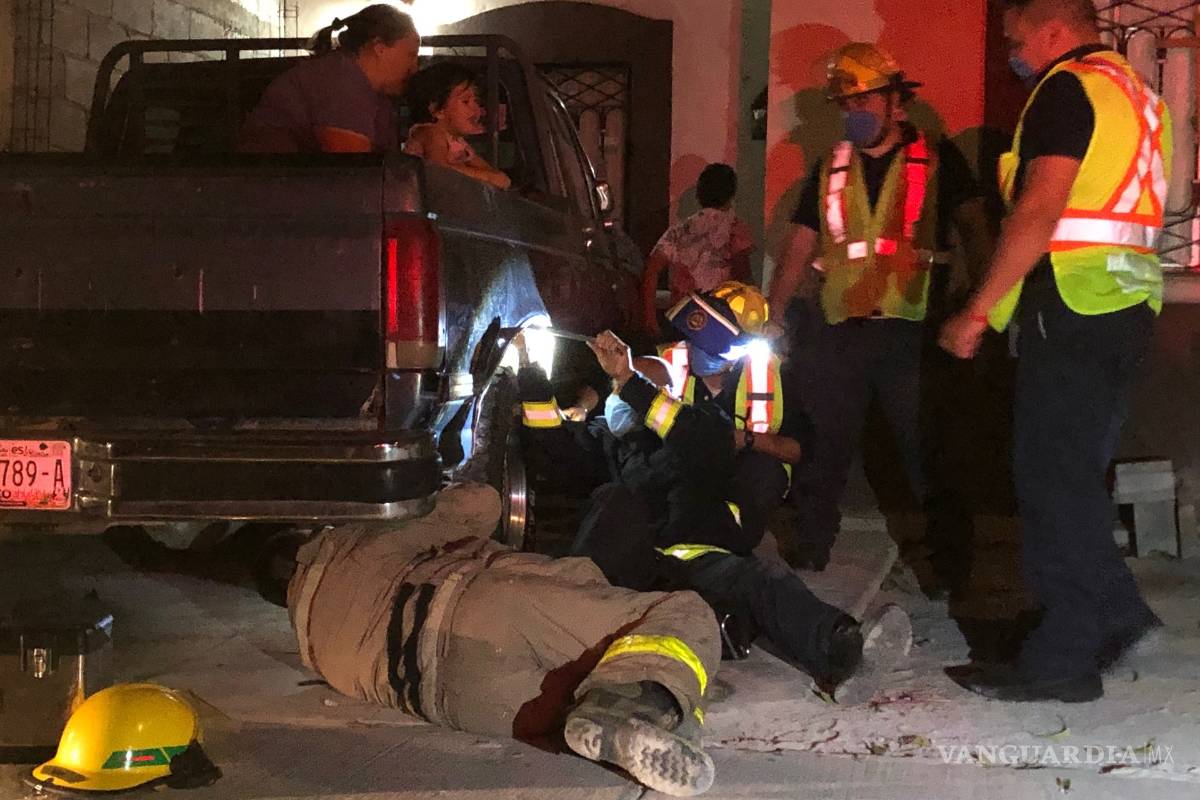 Liberan mano atorada de menor en camioneta en la colonia Saltillo 2000