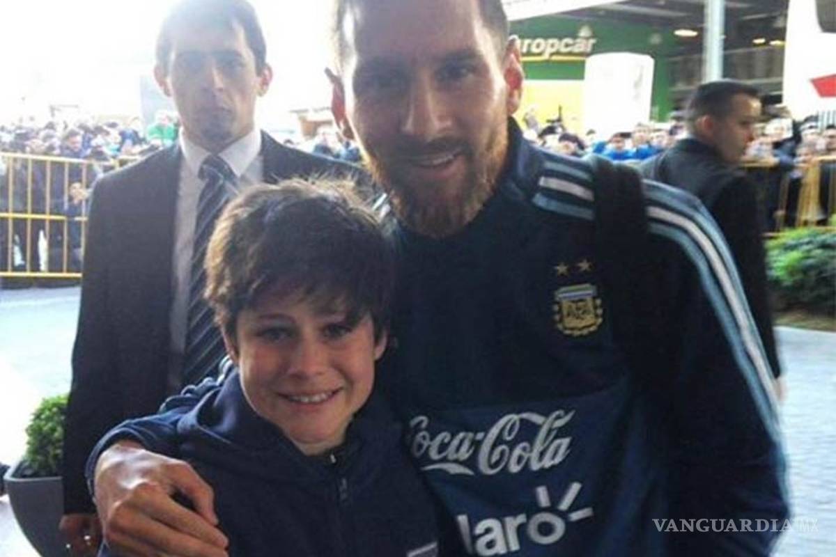 Guardias corren a un niño... Messi lo ve, se toma una fotografía con él y le hace el día
