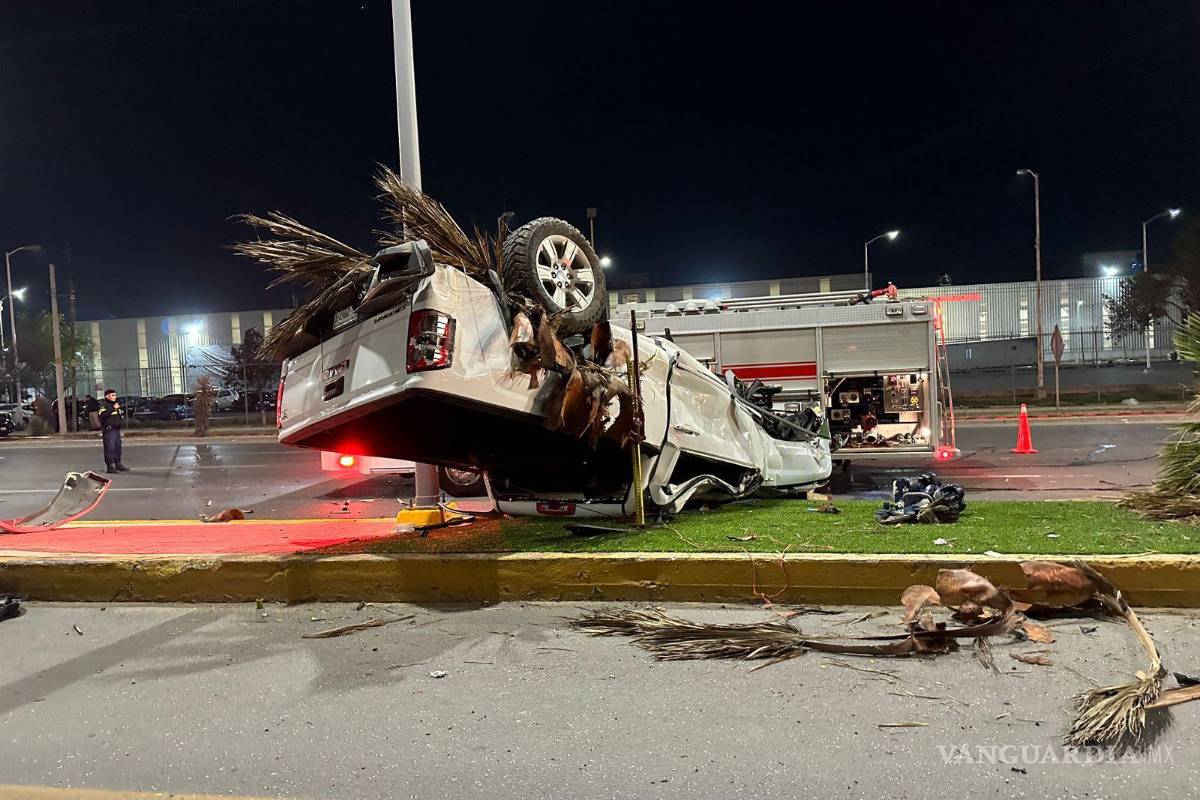 $!El conductor terminó prensado y sin vida al interior de su unidad.