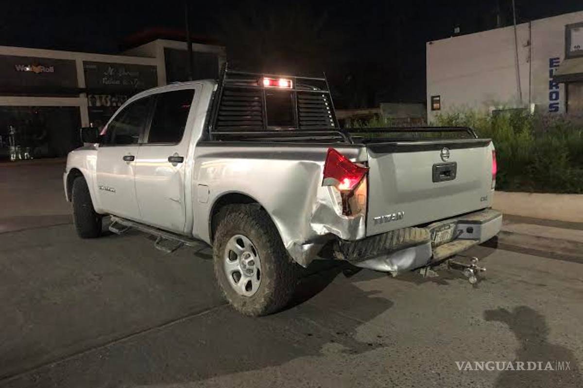 $!Jovencitas dejan inservible su camioneta tras chocar contra otra, en Saltillo