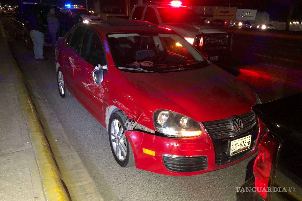Trasnochador dormita frente al volante y termina impactado contra dos autos, al sur de Saltillo