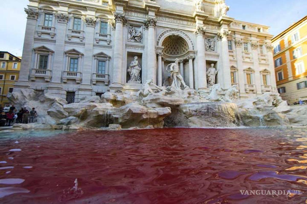 Arrojan pintura roja en Fontana di Trevi como protesta