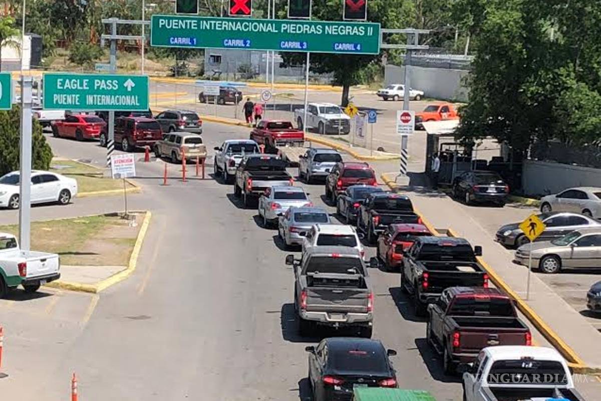 Kilométrica fila en puente internacional de Piedras Negras, en día de la madre