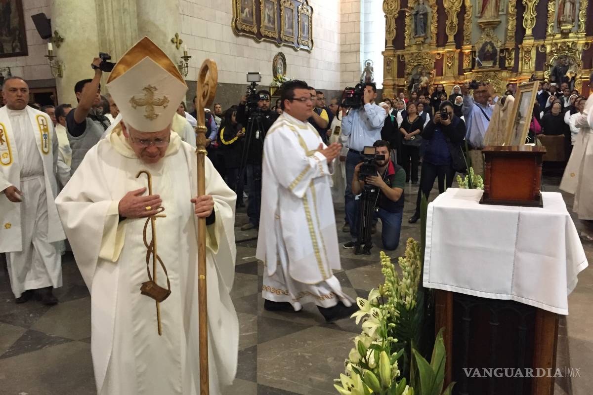 Honran a sacerdote Joaquín Hernández en la Catedral de Saltillo