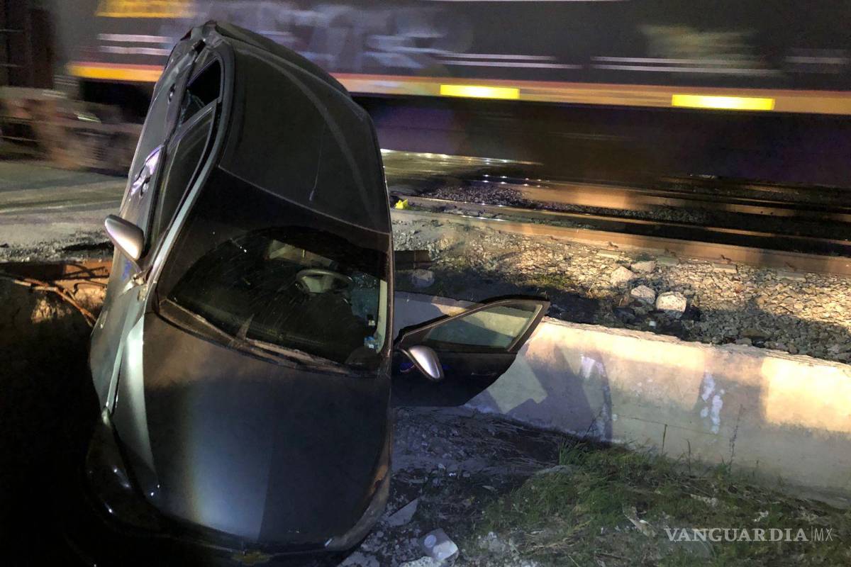 Saltillo: arrolla tren a automóvil y lo lanza a terracería; mujer trataba de ganarle el paso