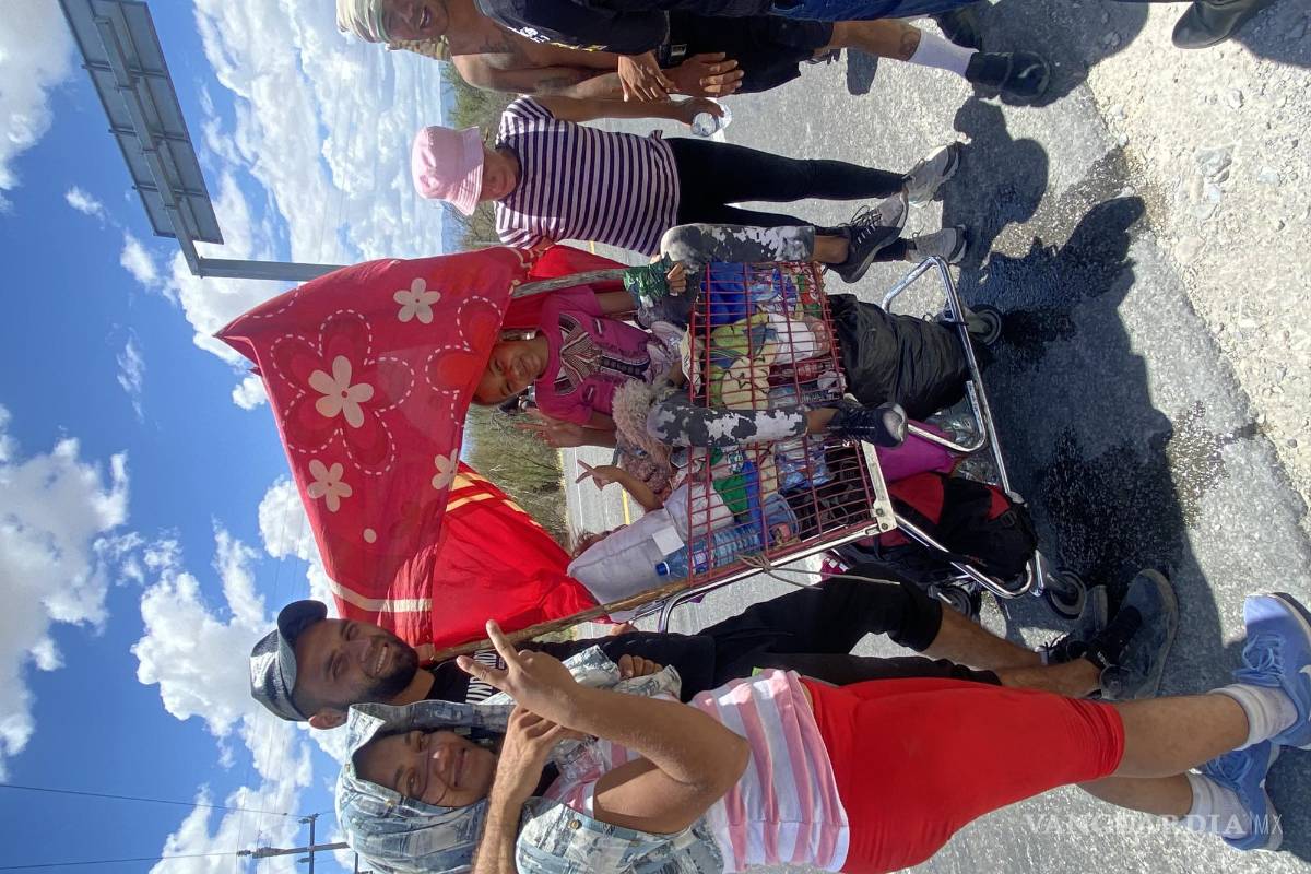 Mas de 800 migrantes caminan de Monterrey a Monclova hacia frontera con Estados Unidos