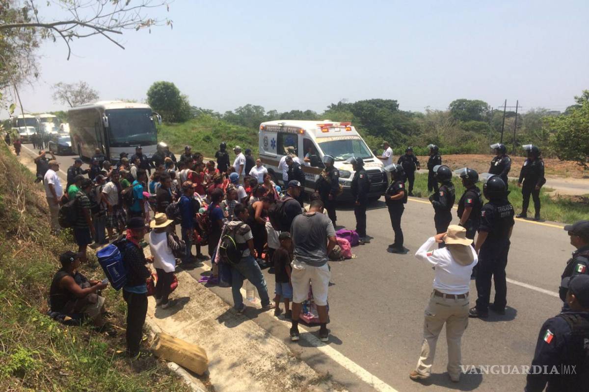 Interceptan la caravana migrante; policías federales detienen a 300