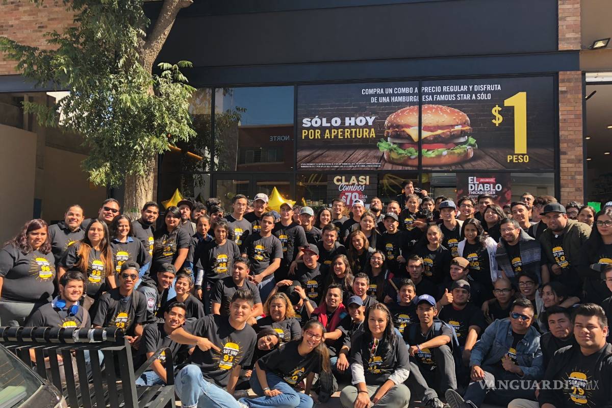 Pasan la noche fuera del nuevo Carl's Jr por hamburguesas gratis en Saltillo