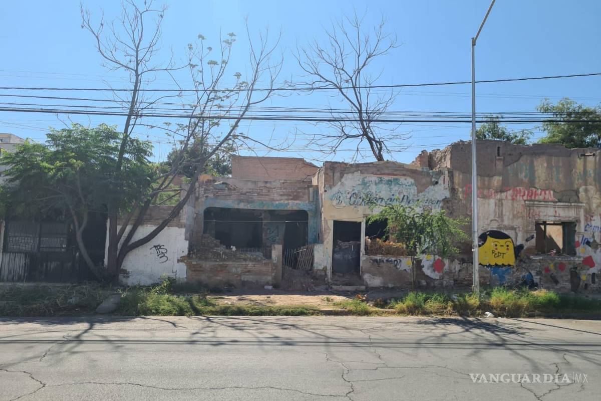 $!Ruinas. Así luce la casa de la privada “Manolín”, por la avenida Allende, a espaldas del Teatro Isauro Martínez, donde vivió de niña Carmen Salinas.