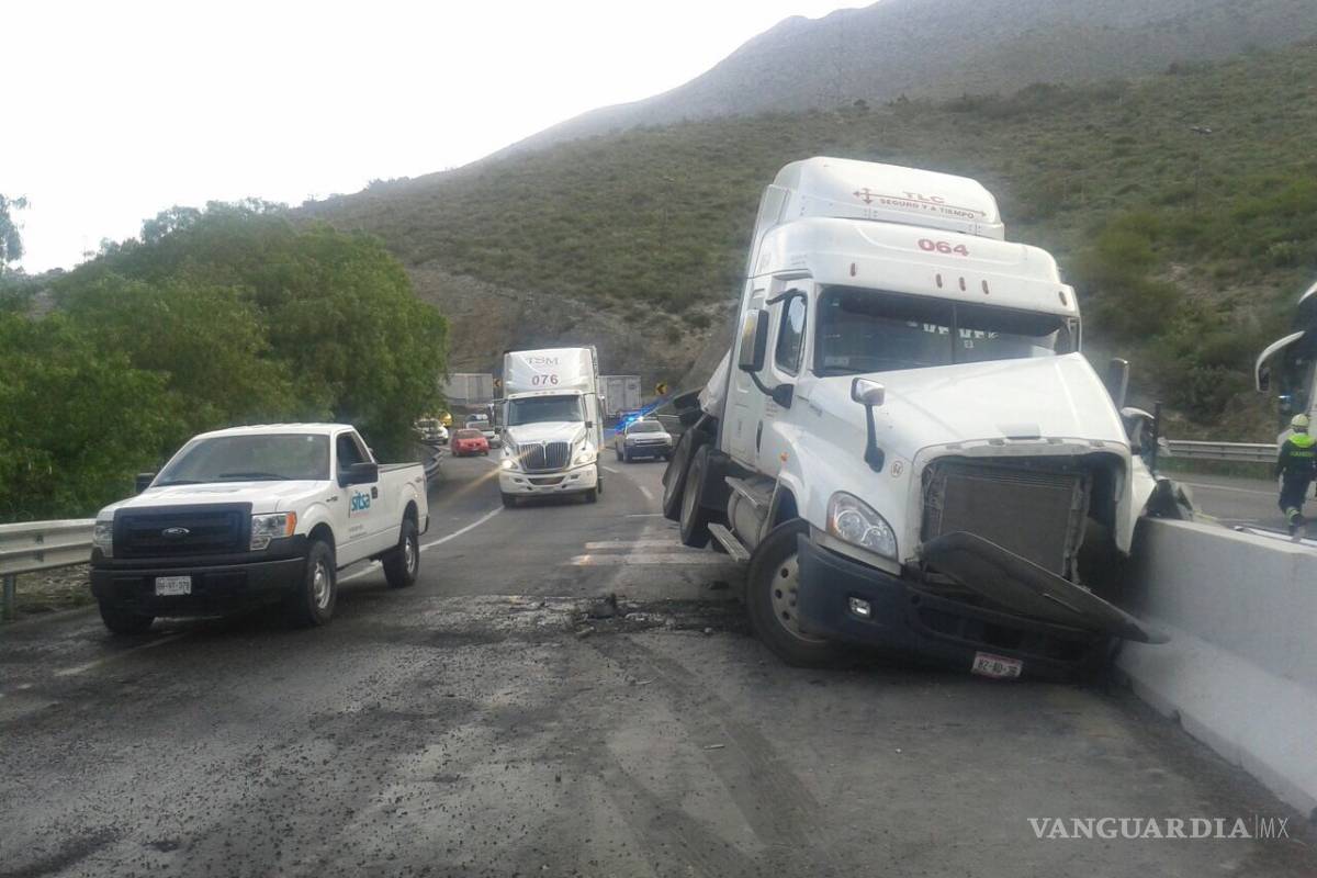 Aceite lo hace derrapar y casi vuelca tráiler sobre la carretera 57 en Arteaga