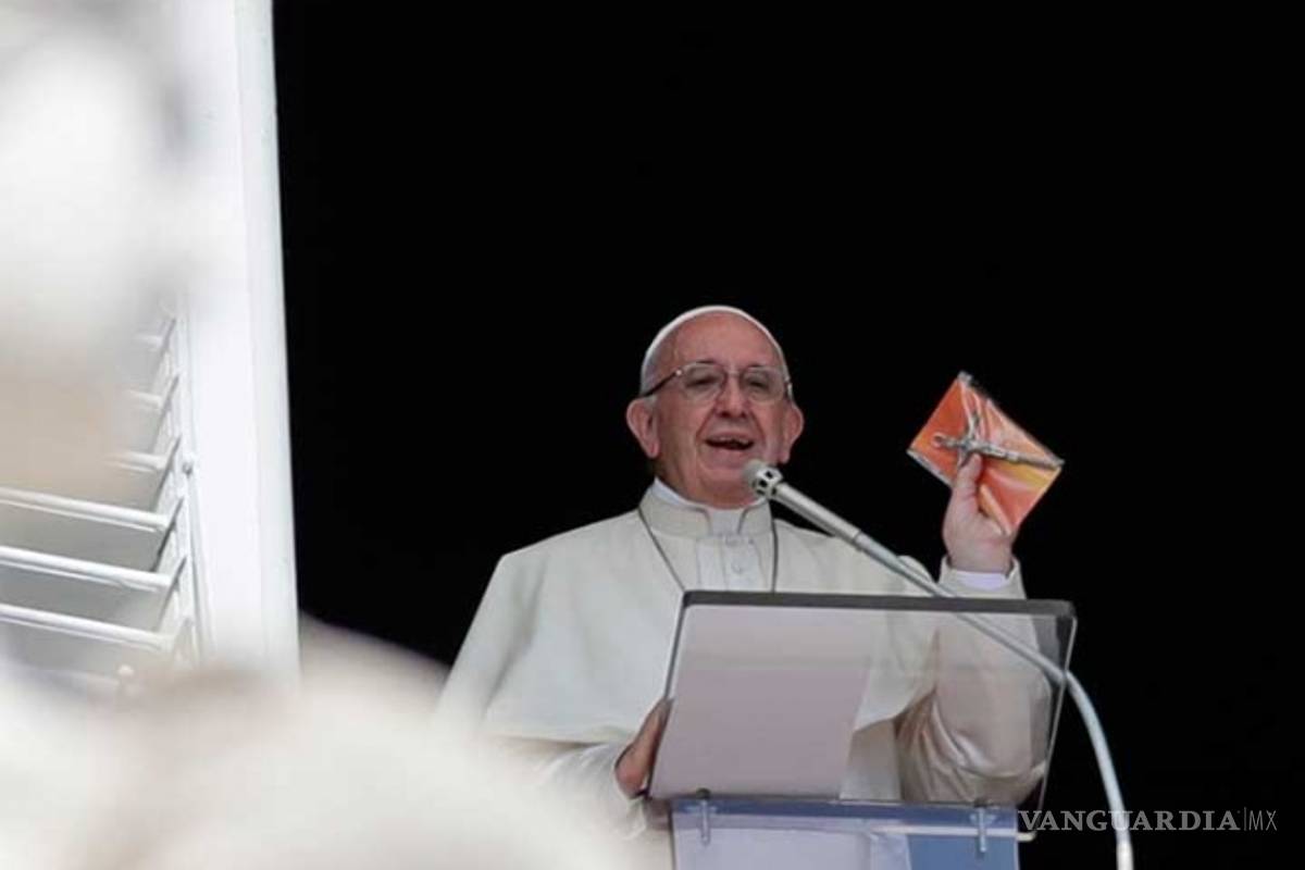 El Papa regala miles de crucifijos en la plaza San Pedro