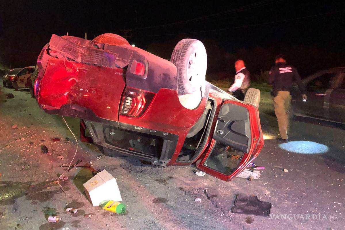 Jóvenes enfiestados vuelcan y salen ilesos, al sur de Saltillo