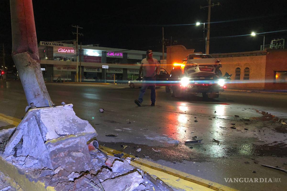 Conductor en estado de ebriedad impacta luminaria al norte de Saltillo; queda detenido