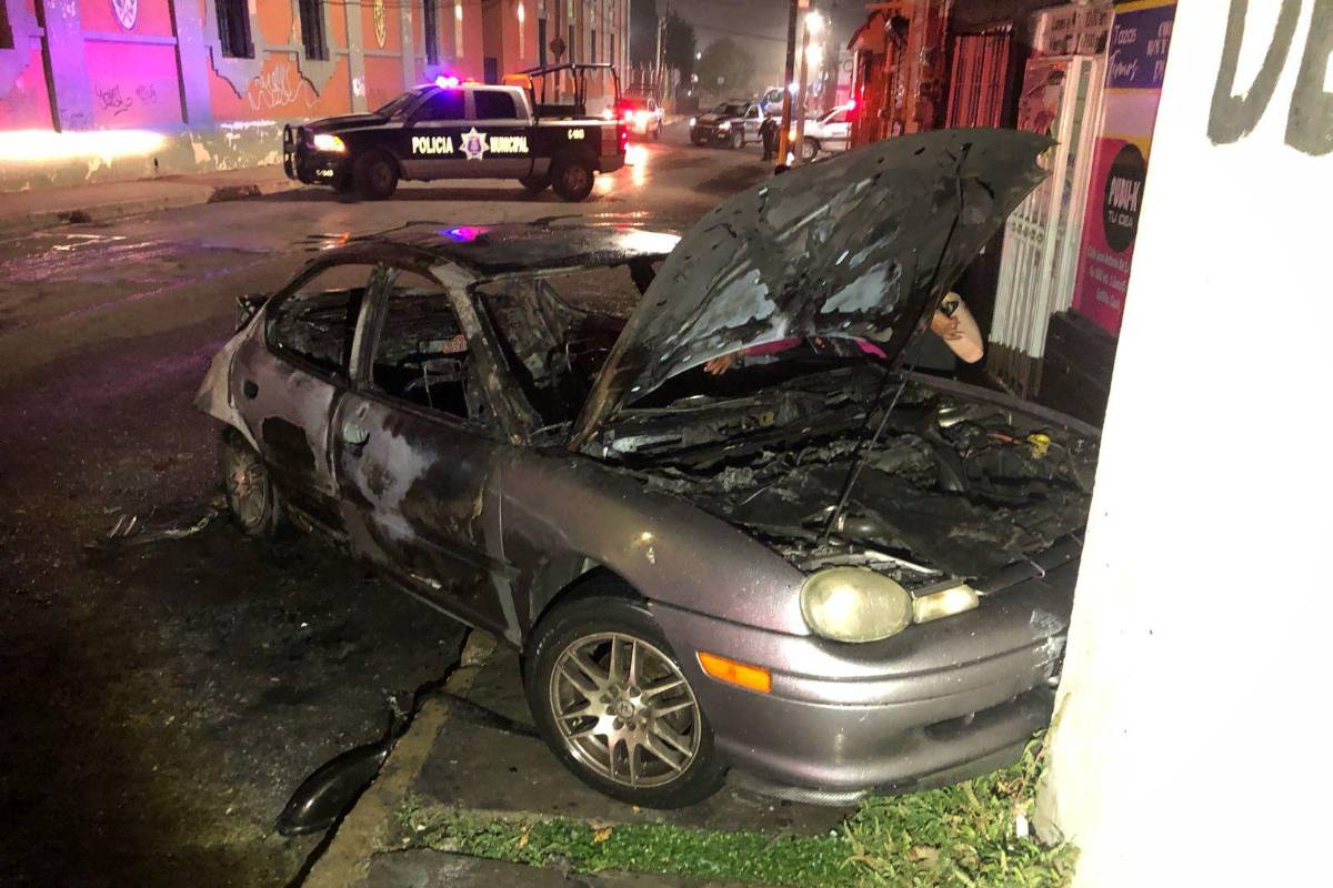 $!El velador entregó a las autoridades un video de seguridad que capturó el momento en que los individuos manipulaban el vehículo.