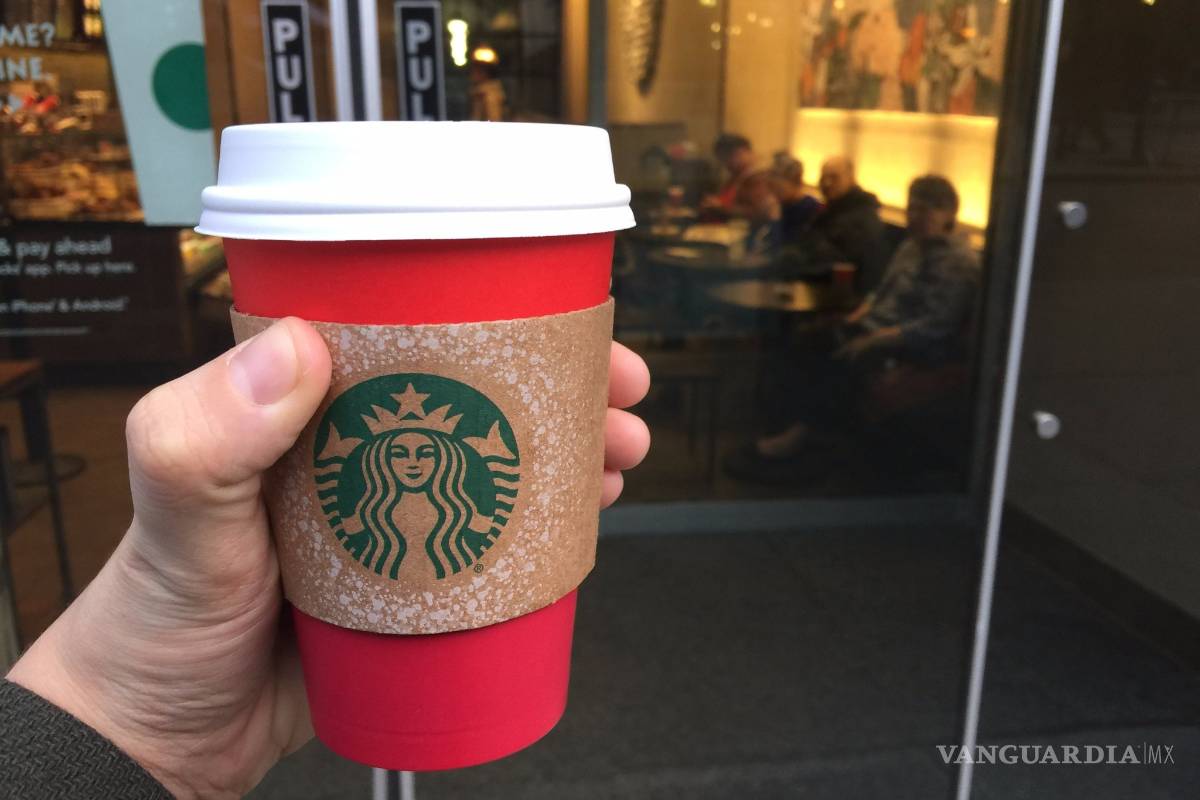 Vasos de Starbucks provocan polémica reacción religiosa