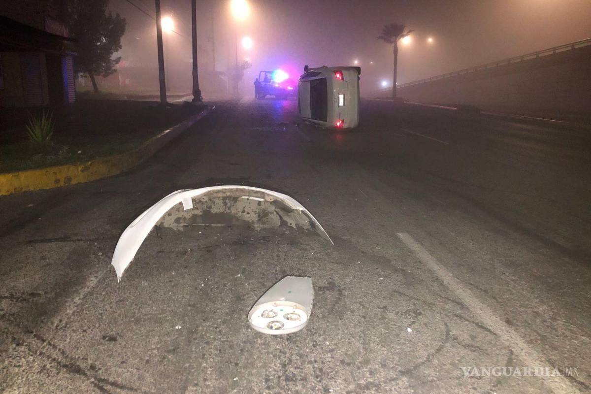 $!Se presume que el pavimento mojado fue la causa de la pérdida de control del vehículo, según declaraciones del conductor detenido.