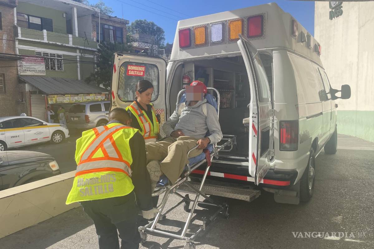 Joven motociclista choca con gran piedra y sufre aparatoso accidente en ejido de Saltillo