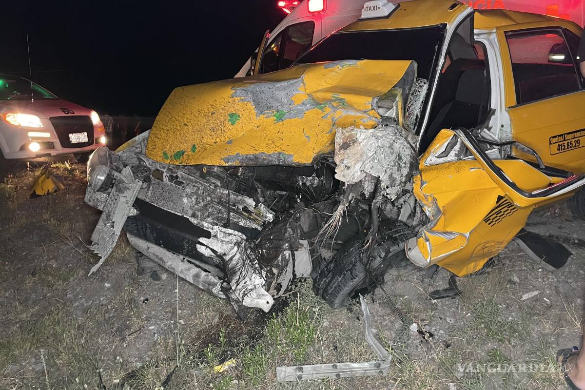 Choque entre taxi y automóvil deja dos lesionados en Saltillo; responsable vuelca