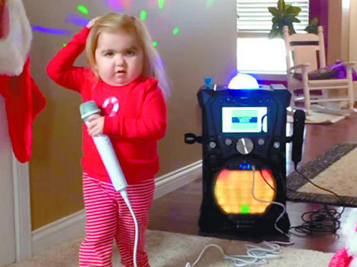 Finding meme: Audrey Nethery es la niña del karaoke