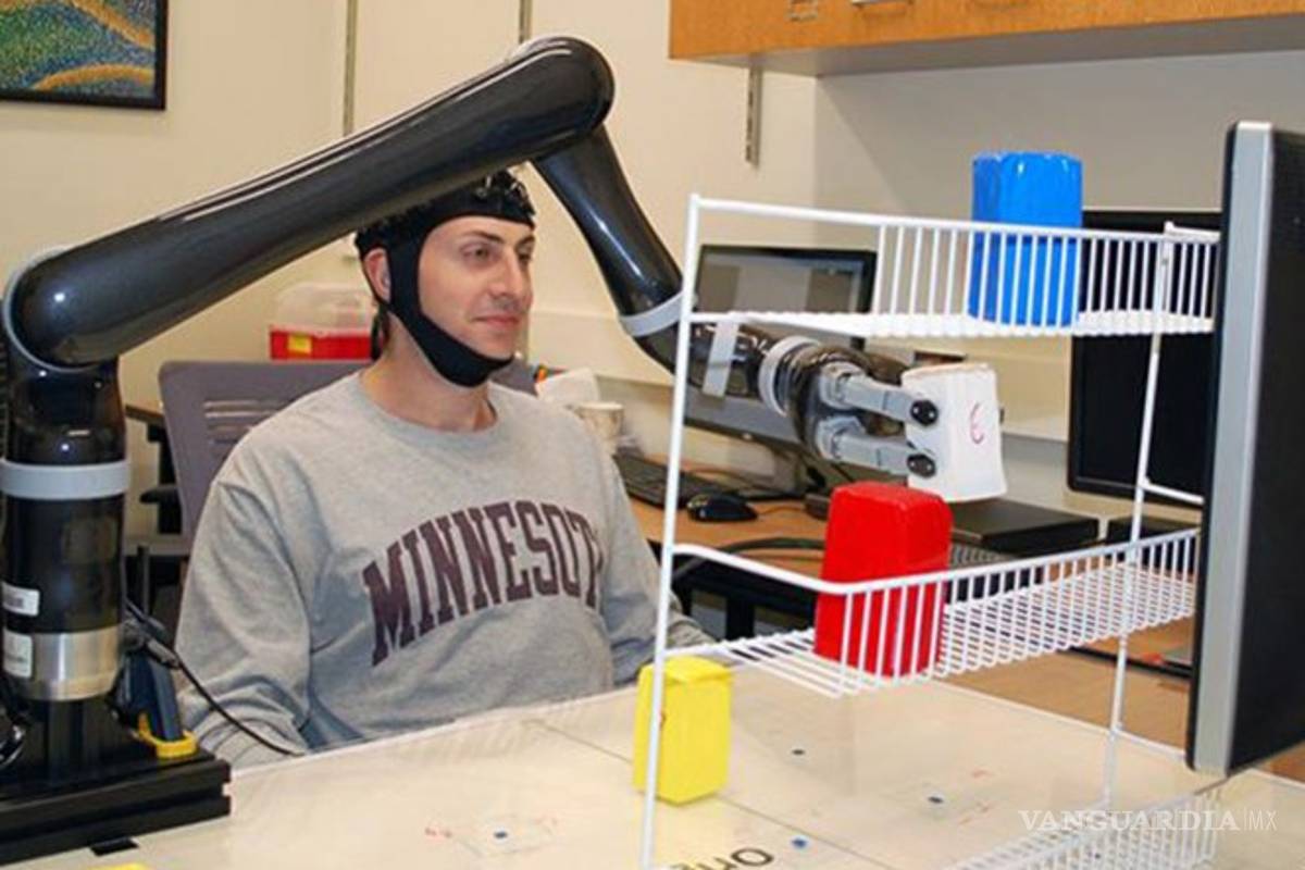 Logran controlar brazo robótico con la mente