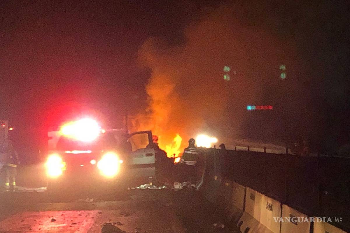 $!Las bolsas de aire para vehículos ardían mientras el tráiler siniestrado estaba envuelto en llamas en la carretera.