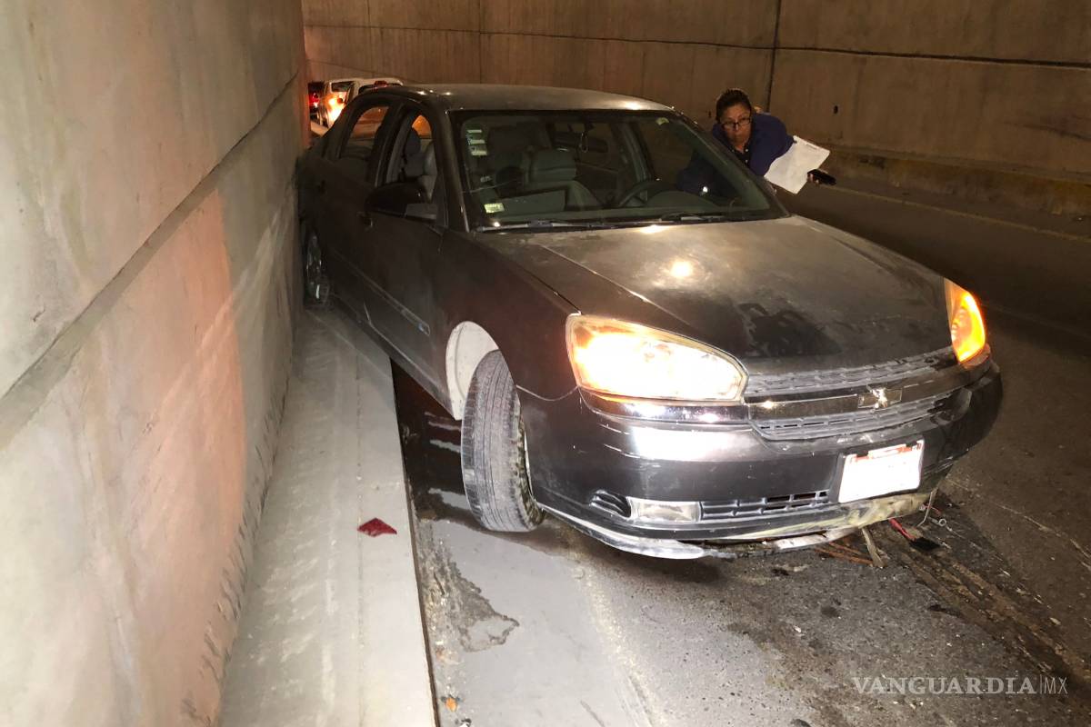 Choca, huye y deja vehículo abandonado con caguama adentro en Saltillo