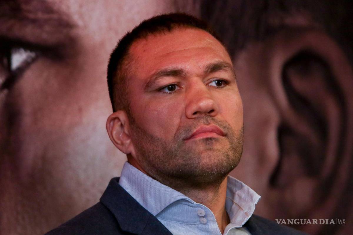 $!Boxeador que besó a periodista sin su consentimiento se queda sin licencia para pelear