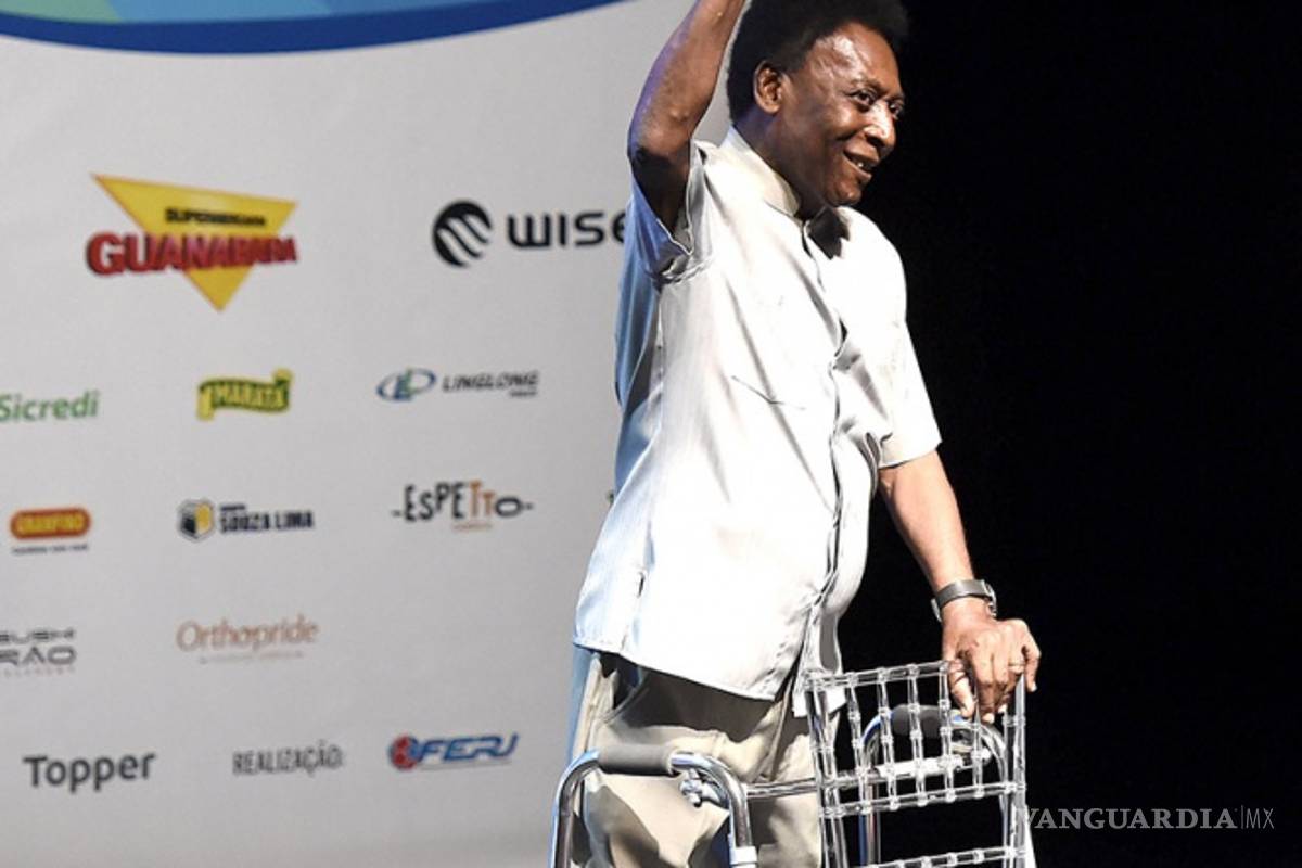 Pelé bromea acerca de la andadera que necesita para caminar