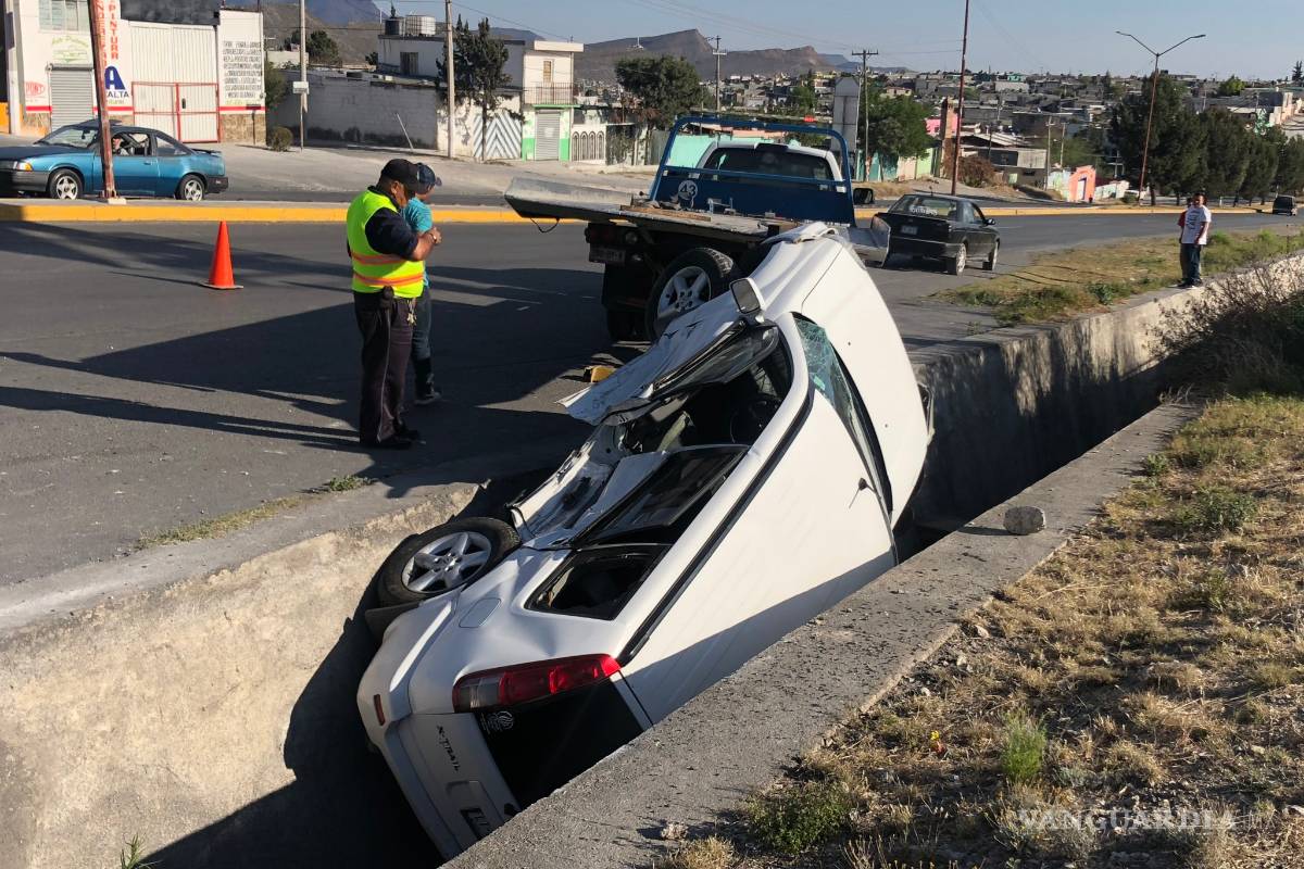 Ocasiona accidente y cae a canal frente a colonia el Álamo