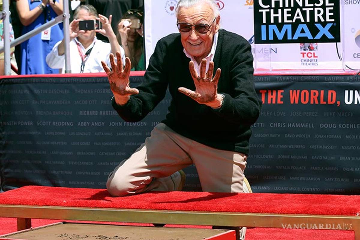 Stan Lee plasma sus huellas en Hollywood