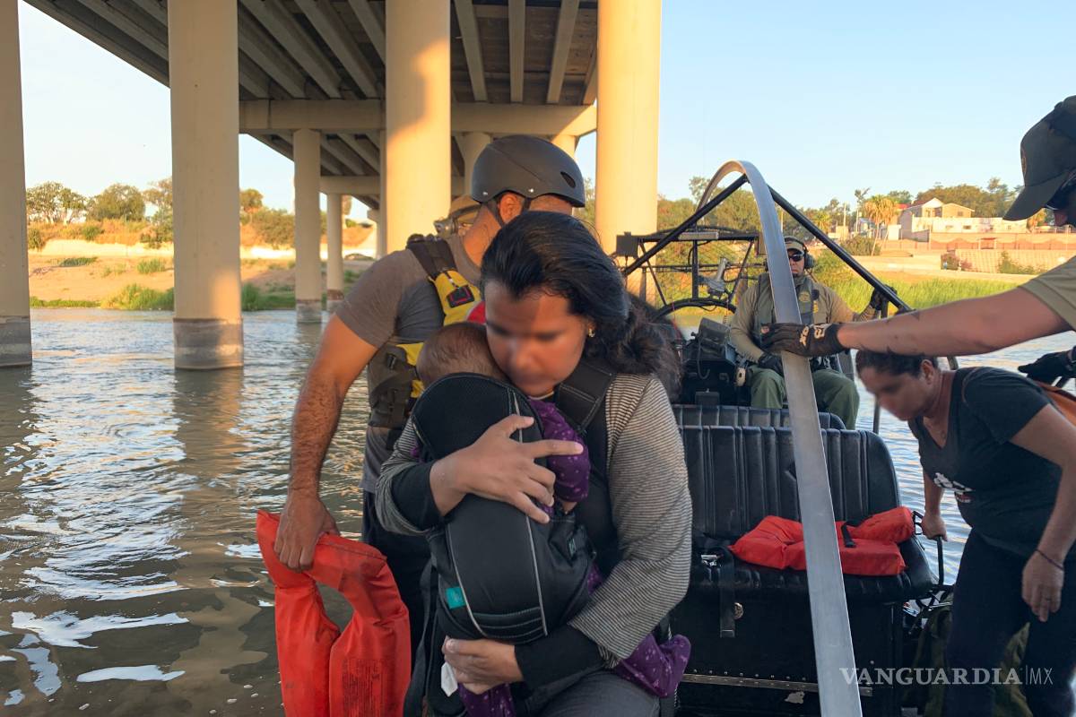 Patrulla Fronteriza rescata de morir ahogados a 12 migrantes en el río Bravo