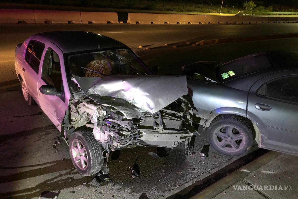 Despistado conductor choca por alcance auto descompuesto, al sur de Saltillo