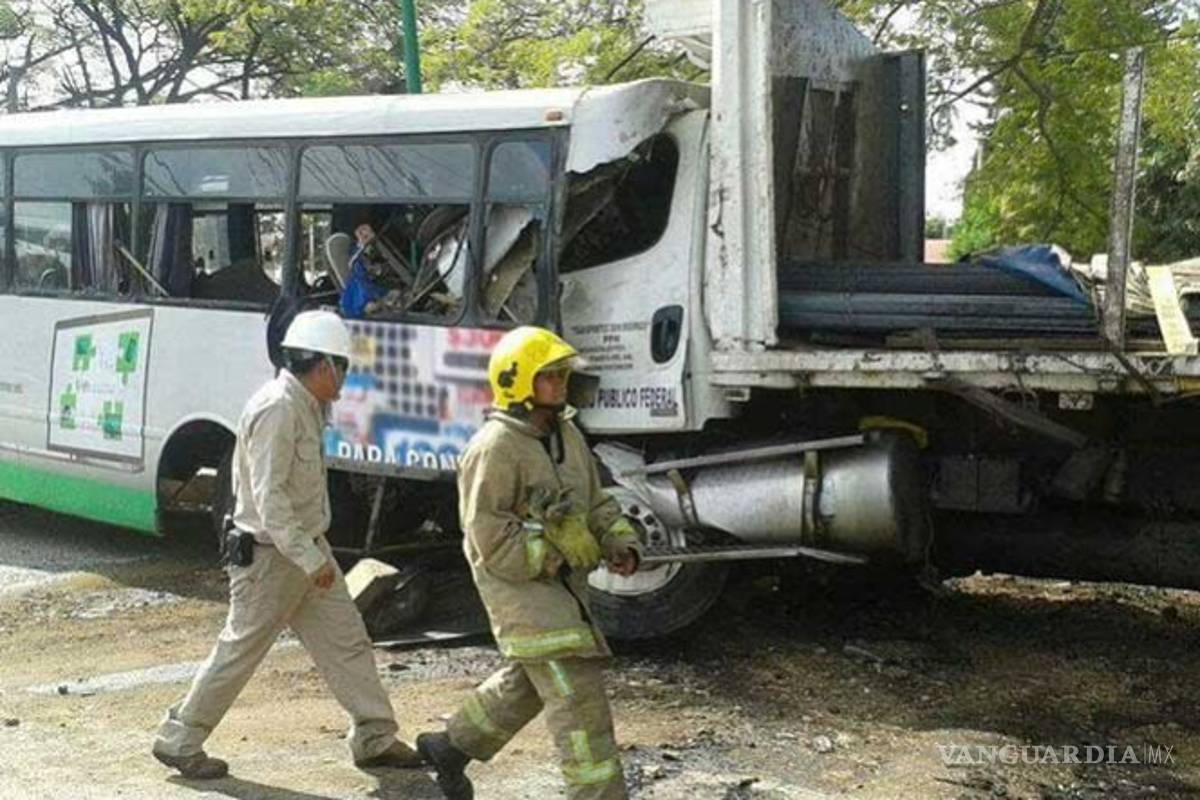 Tráiler sin frenos se impacta en un retén en Chiapas