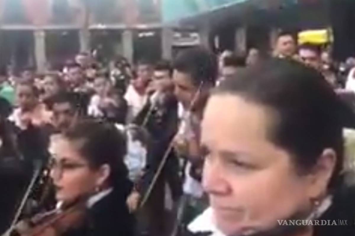 Mariachi intercambia canciones por ayuda para damnificados