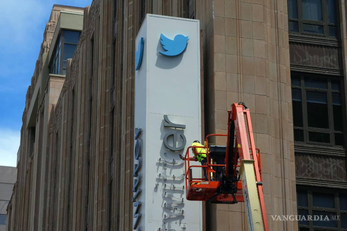 $!Un contratista toma una foto del cartel de Twitter en la sede de la empresa, ahora propiedad de Elon Musk y rebautizada como X, en San Francisco.