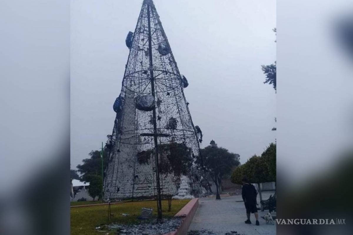 Les queman árbol de Navidad a pobladores de Atitalaquia, Hidalgo