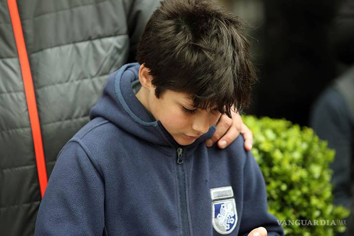 $!Guardias corren a un niño... Messi lo ve, se toma una fotografía con él y le hace el día