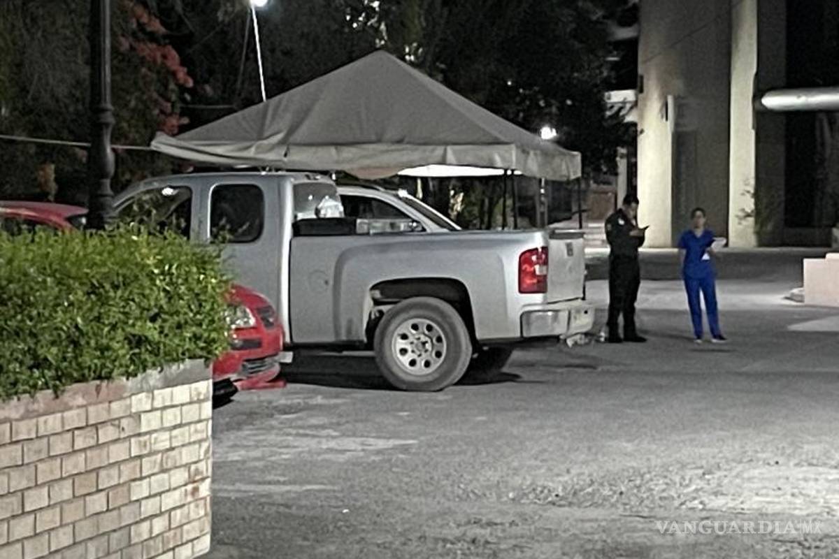 $!Personal médico acudió al estacionamiento del hospital para revisar al trabajador.