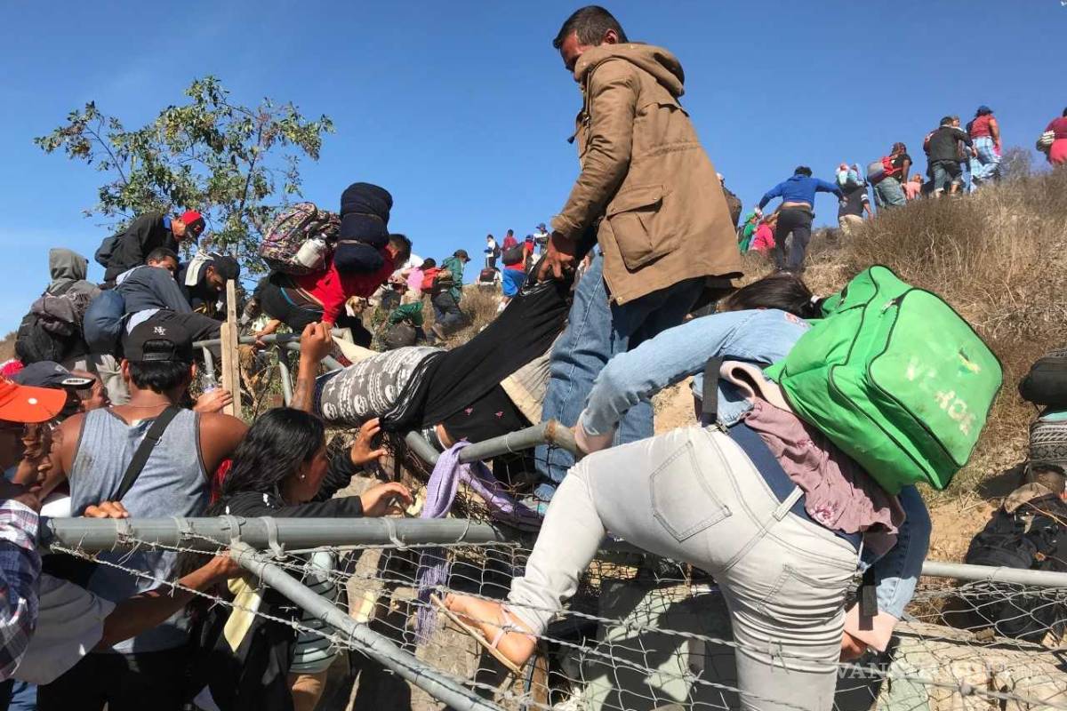 Estalla violencia en cruce Tijuana-San Diego; agentes de EU lanzan gas lacrimógeno a migrantes